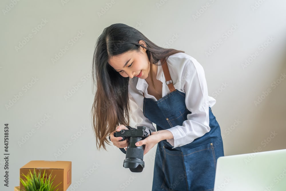 Una persona sosteniendo una cámara. Descripción generada automáticamente.